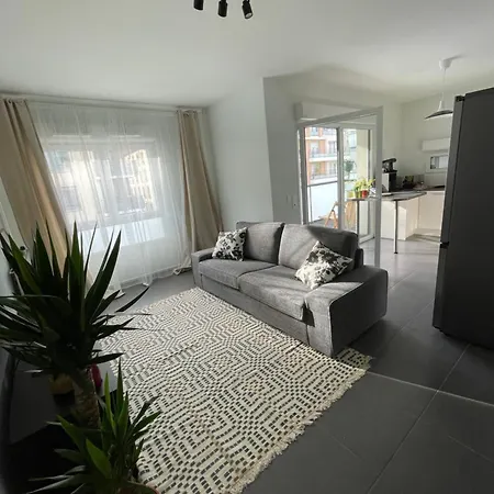 Apartment, Cosy, Chic, With Private Parking *